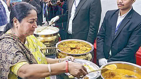 முன்னாள் பிரதமர் அடல் பிஹாரி வாஜ்பாயின் பிறந்தநாளை முன்னிட்டு டெல்லியில் 100 ‘அடல்' உணவகங்களை நேற்று திறந்து வைத்து முதல்வர் ரேகா குப்தா உணவு அருந்தினார். இங்கு, ரூ.5-க்கு மலிவு விலையில் உணவு வழங்கப்படுகிறது.