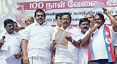 ஆர்ப்பாட்டத்தில் பங்கேற்ற திமுக எம்எல்ஏ ரா.மாணிக்கம், விசிக மாவட்டச் செயலாளர் சக்திவேல் உள்ளிட்ட கூட்டணி கட்சியினர்.