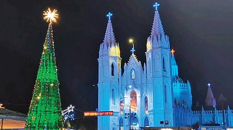 கிறிஸ்துமஸ் விழாவை முன்னிட்டு 43 அடி உயர கிறிஸ்துமஸ் மரத்துடன் மின் விளக்குகளால் அலங்கரிக்கப்பட்டிருந்த வேளாங்கண்ணி பேராலயம்.