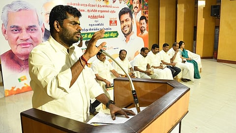 முன்னாள் பிரதமர் வாஜ்பாய் 101-வது பிறந்த நாள் முன்னிட்டு அவரின் சாதனைகள் குறித்த கருத்தரங்கு கோவை நவஇந்தியா பகுதியில் அமைந்துள்ள தனியார் கலையரங்கில் இன்று மாலை நடந்தது. பாஜக மாநில முன்னாள் தலைவர் அண்ணாமலை கலந்து கொண்டு பேசினார். படம்: ஜெ.மனோகரன்