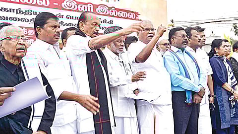 நூறு நாள் வேலைத் திட்ட பெயர் மாற்றத்தை கண்டித்து திமுக கூட்டணி கட்சிகள் சார்பில் மேடவாக்கத்தில் ஆர்ப்பாட்டம் நடந்தது. இதில் வைகோ, வீரமணி, திருமாவளவன் உள்ளிட்ட கூட்டணி கட்சித் தலைவர்கள் பங்கேற்றனர். | படம்: எம்.முத்துகணேஷ் |