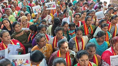 தவெக மகளிரணியினர்