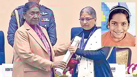 வீரதீரச் செயலுக்கான தேசிய சிறார் விருதை சிறுமி வியோமா பிரியாவின் தாய் அர்ச்சனாவிடம் வழங்கிய குடியரசுத் தலைவர் முர்மு. (உள்படம்) உயிரிழந்த சிறுமி வியோமா பிரியா.