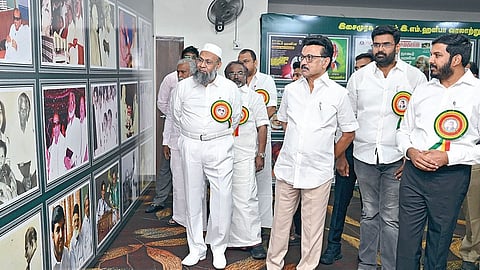 நாகூர் ஹனீபா நூற்றாண்டு விழாவையொட்டி, அவரைப் பற்றி சென்னை கலைவாணர் அரங்கில் நடைபெற்ற ‘வரலாற்றுச் சுவடுகள்’ புகைப்படக் கண்காட்சியை முதல்வர் ஸ்டாலின் பார்வையிட்டார். உடன், விழா ஒருங்கிணைப்பாளர் அப்பல்லோ ஏ.கே.முகம்மது ஹனீபா, விசிக துணை பொதுச் செயலாளர் ஆளூர் ஷா நவாஸ் எம்எல்ஏ உள்ளிட்டோர்.