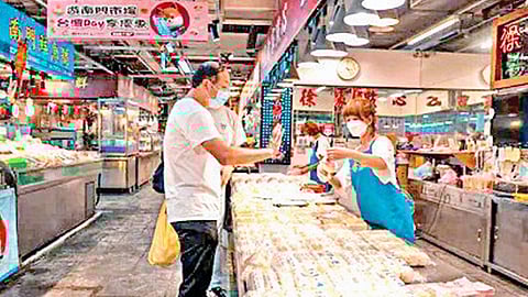 சீனாவில் சக ஊழியரின் புற்றுநோய் சிகிச்சைக்கு நன்கொடை: ஒருநாள் வருமானத்தை அளித்த வியாபாரிகள்!