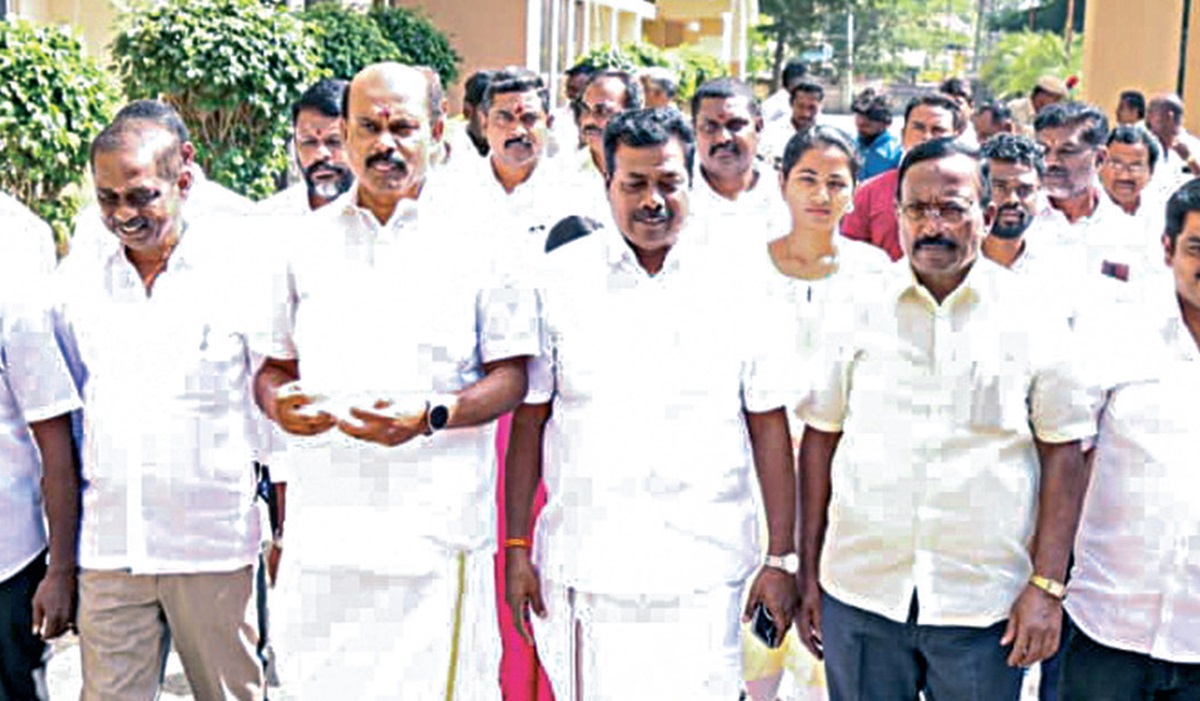 சேலத்தில் ராமதாஸ் தலைமையில் நடைபெறவுள்ள பொதுக்குழுக் கூட்டத்துக்கு அனுமதி வழங்கக் கூடாது என்று வலியுறுத்தி மாநகர காவல் ஆணையர் அலுவலகத்தில் மனு அளிக்க வந்த அன்புமணி ஆதரவாளர்கள்.