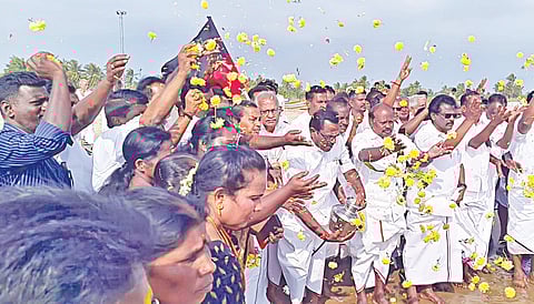 நாகை கடற்கரையில் நேற்று நடைபெற்ற 21-ம் ஆண்டு சுனாமி நினைவு தின நிகழ்ச்சியில் மலர்கள் தூவி அஞ்சலி செலுத்திய இந்திய கம்யூனிஸ்ட் எம்.பி.யான செல்வராஜ், திமுக முன்னாள் அமைச்சர் மதிவாணன் உள்ளிட்டோர்.