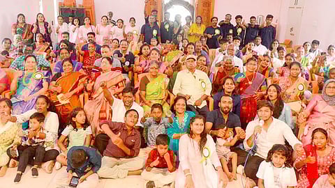 இளம் தலைமுறையினர் உறவுகளை அறிய சங்கமித்த ஒரே குடும்பத்தை சேர்ந்த 180 பேர் - சிவகங்கை அருகே நெகிழ்ச்சி