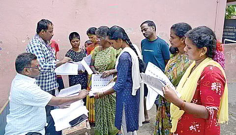 வாக்காளர் பட்டியலில் பெயர் சேர்ப்பதற்கான சிறப்பு முகாம் தமிழகம் முழுவதும் நடைபெற்றது. சென்னை கொரட்டூரில் நேற்று நடைபெற்ற முகாமில் பங்கேற்றவர்கள்.