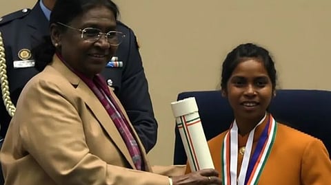 ‘குடிசையிலிருந்து குடியரசுத் தலைவர் மாளிகைக்கு..!’ - வியக்க வைக்கும் ஒடிசா சிறுமியின் வெற்றிப்பயணம்