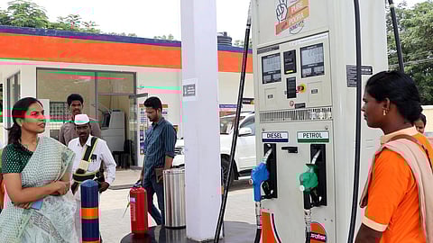 பெட்ரோல் பங்க் எண்ணிக்கை 1 லட்சத்தை தாண்டியது: உலகளவில் இந்தியா 3-வது இடத்தைப் பிடித்தது