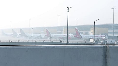 கடும் பனிமூட்டம்: டெல்லிக்கு ரெட் அலர்ட்; 128 விமானங்கள் ரத்து!