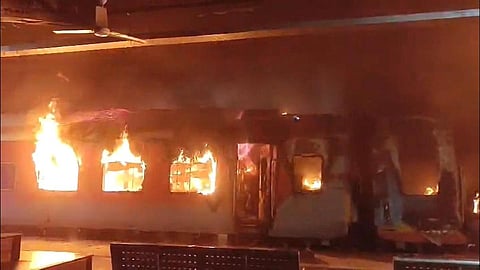 டாடா-எர்ணாகுளம் எக்ஸ்பிரஸ் ரயிலில் தீ விபத்து: 2 ஏசி பெட்டிகள் தீயில் கருகி ஒருவர் உயிரிழப்பு