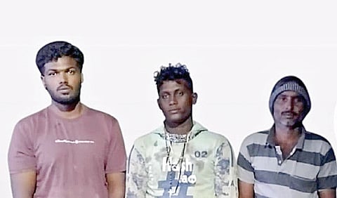 இலங்கை கடற்படையினரால் சிறை பிடிக்கப்பட்ட ராமேசுவரம் மீனவர்கள்.