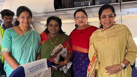 தமிழிசை உடன் உற்சாக ‘போஸ்’ கொடுத்த கனிமொழி!