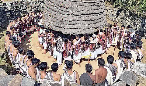 தோடரின மக்களின் `மொற்பர்த்' பண்டிகையை முன்னிட்டு முத்தநாடு மந்தில் உள்ள பழமை வாய்ந்த ‘மூன் போ’ கோயிலில் வழிபட்டு, பாரம்பரிய நடனமாடிய கிராம மக்கள். | படம்: ஆர்.டி.சிவசங்கர் |