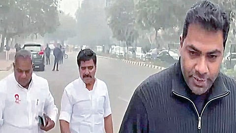 டெல்லி சிபிஐ தலைமை அலுவலகத்தில் நேற்று விசாரணைக்கு ஆஜராக வந்த தவெக நிர்வாகிகள் ஆனந்த், ஆதவ், நிர்மல்குமார்.