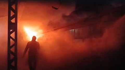 ஆந்திராவில் பயணிகள் எக்ஸ்பிரஸ் ரயிலில் தீ விபத்து: 2 ரயில் பெட்டிகள் எரிந்து சேதம்