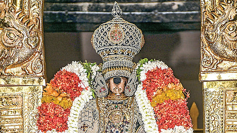 ஸ்ரீரங்கம் வைகுண்ட ஏகாதசிப் பெருவிழா பகல்பத்து உற்சவத்தின் 9-ம் நாளான நேற்று முத்து திருநாரணன் கொண்டை அணிந்து, முத்து அபய ஹஸ்தம், ஸ்ரீமகாலட்சுமி பதக்கத்துடன் அர்ச்சுன மண்டபத்தில் பக்தர்களுக்கு சேவை சாதித்த நம்பெருமாள்.