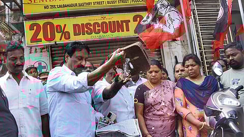 புதுச்சேரியில் தடை செய்யப்பட்ட மருந்தகங்களில் தொடர் விற்பனை: அதிமுக போராட்டம்