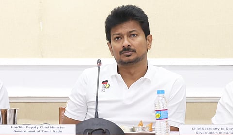 சர்வதேச இளையோர் பாய்மர படகுப் போட்டி: உதயநிதி அதிகாரிகளுடன் ஆலோசனை