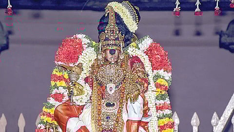 ஸ்ரீரங்கம் ரங்கநாதர் கோயில் வைகுண்ட ஏகாதசி பெருவிழாவில் பகல்பத்து உற்சவத்தின் கடைசி நாளான நேற்று நாச்சியார் திருக்கோலம் எனப்படும் மோகினி அலங்காரத் தில் சேவை சாதித்த நம்பெருமாள். | படம்: ர.செல்வமுத்துகுமார் |