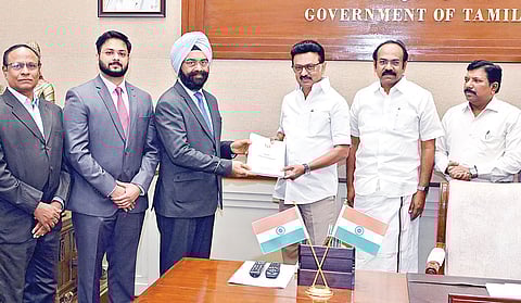 தமிழக அரசு ஊழியர்களுக்கான ஓய்வூதியத் திட்ட அறிக்கையை தலைமைச் செயலகத்தில் முதல்வர் மு.க.ஸ்டாலினிடம் நேற்று சமர்ப்பித்தார் குழுத் தலைவர் ககன்தீப்சிங் பேடி. உடன், நிதியமைச்சர் தங்கம் தென்னரசு, தலைமைச் செயலர் நா.முருகானந்தம், நிதித் துறைச் செயலர் த.உதயசந்திரன், குழு உறுப்பினர் கே.ஆர்.சண்முகம் உள்ளிட்டோர்.