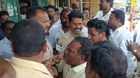 பொதுக்குழு கூட்ட விவகாரம்: ராமதாஸ், அன்புமணி ஆதரவாளர்கள் திண்டிவனத்தில் மோதல்