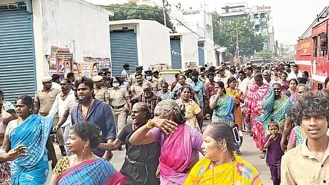 சென்னை பாரிமுனை என்எஸ்சி போஸ் சாலையில் நடைபாதைக் கடைகள் அகற்றப்பட்டதைக் கண்டித்து போராட்டத்தில் ஈடுபட்ட வியாபாரிகள் மற்றும் அவர்களது குடும்பத்தினர்.