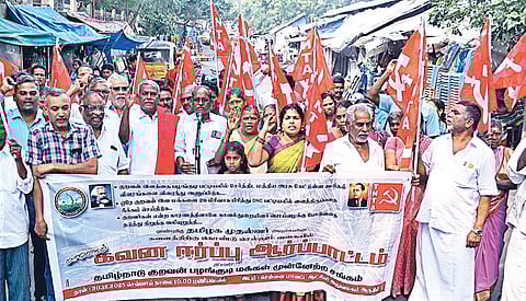 குறவர் இன மக்களை பழங்குடி பட்டியலில் சேர்க்க கோரி, மார்க்சிஸ்ட் மாநிலச் செயலாளர் பெ.சண்முகம் தலைமையில் சென்னையில் ஆர்ப்பாட்டம் நடந்தது. | படம்: ம.பிரபு |