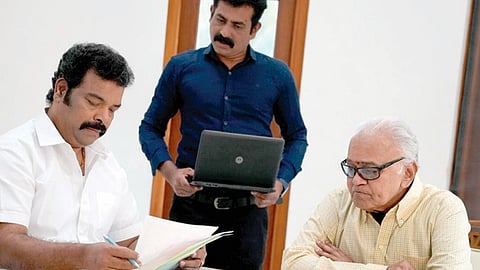 அரசியல் காமெடி கதையில் ராதா ரவி, ரவி மரியா