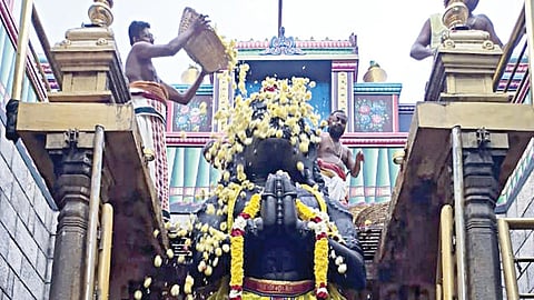 ஆஞ்சநேயருக்கு நேற்று நடைபெற்ற புஷ்பாஞ்சலி.