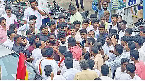 வெள்ளகோவிலில் நேற்று செங்கோட்டையனை முற்றுகையிட்டு வாக்குவாதத்தில் ஈடுபட்ட தவெகவினர்.