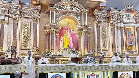 வேளாங்கண்ணியில் நடைபெற்ற புத்தாண்டு சிறப்பு திருப்பலியில் பங்கேற்ற அருட்தந்தைகள்.