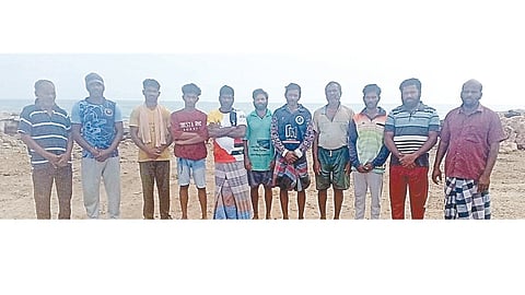 இலங்கை கடற்படையினரால் கைது செய்யப்பட்டுள்ள காரைக்கால் மீனவர்கள்.