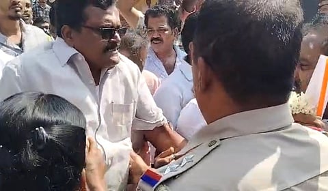 தங்க தமிழ்ச்செல்வன் எம்.பி. காரை பொது மக்கள் முற்றுகையிட்டதால் பரபரப்பு