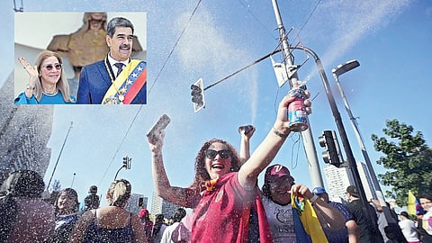 வெனிசுலா அதிபர் நிக்கோலஸ் மதுரோவை சிறைபிடித்ததாக அமெரிக்க அதிபர் ட்ரம்ப் அறிவித்தார். இதைத் தொடர்ந்து, சிலி நாட்டின் சான்டியாகோ நகரில் வசிக்கும் வெனிசுலா மக்கள் நேற்று கொண்டாட்டத்தில் ஈடுபட்டனர். தங்களுக்கு சுதந்திரம் கிடைத்துவிட்டதாக முழக்கம் எழுப்பினர். (உள்படம்) மனைவியுடன் அதிபர் நிக்கோலஸ்படம்: பிடிஐ