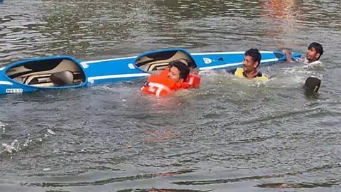 படகுப் போட்டி வெள்ளோட்டத்தில் ஏரியில் விழுந்த ஆட்சியர்