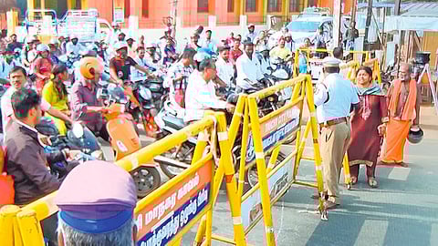 திருச்சி விமான நிலையம் எதிரே புதுக்கோட்டை சாலையில் தனது தாயார் இருந்த காரை அனுமதிக்க கோரி போலீஸாரிடம் கெஞ்சிய மருத்துவர் சுபாஷ் சங்கரி.