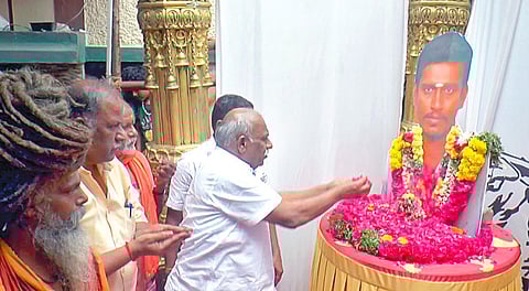 மதுரையில் பூர்ணசந்திரன் படத்துக்கு அஞ்சலி செலுத்திய இந்து முன்னணி மாநிலத் தலைவர் காடேஸ்வரா சுப்பிரமணியம். | படம்: எஸ்.கிருஷ்ணமூர்த்தி |