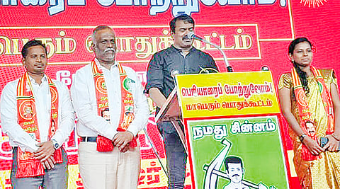 மயிலாடுதுறையில் நடைபெற்ற பொதுக்கூட்டத்தில் 4 சட்டப்பேரவை தொகுதிகளுக்கான வேட்பாளர்களை அறிமுகப்படுத்தி பேசிய நாம் தமிழர் கட்சி தலைமை ஒருங்கிணைப்பாளர் சீமான்.