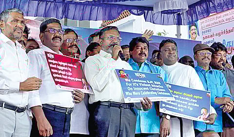 நாடெங்கும் அதிகரித்துவரும் கிறிஸ்தவர்கள் மீதான தாக்குதல்களை தடுக்க வலியுறுத்தி, விடுதலைச் சிறுத்தைகள் கட்சித் தலைவர் திருமாவளவன் தலைமையில் சென்னை சைதாப்பேட்டை பனகல் மாளிகை அருகே நேற்று ஆர்ப்பாட்டம் நடைபெற்றது. | படம்: ம.பிரபு | 