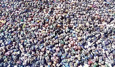 சபரிமலை அடிவாரப் பகுதியான பம்பையில் நேற்று கூடிய பெருந்திரளான பக்தர்கள் கூட்டம்.