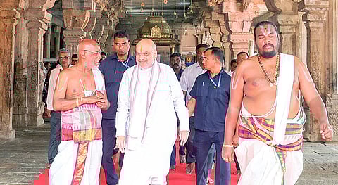 ஸ்ரீரங்கம் ரங்கநாதர் கோயிலுக்கு நேற்று தரிசனம் செய்ய வந்த உள்துறை அமைச்சர் அமித் ஷா. உடன், தலைமை அர்ச்சகர் சுந்தர் பட்டர் உள்ளிட்டோர்.