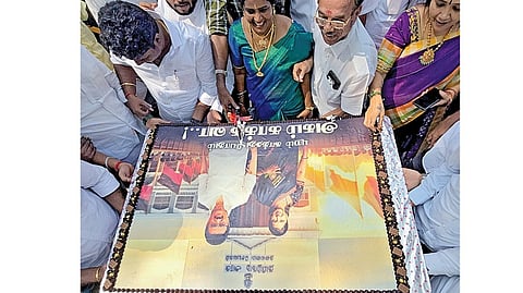 புறம் காத்தது போதும்... அகம் காக்க வா! - கனிமொழியை மாநில அரசியலுக்கு இழுக்கும் விசுவாசிகள்