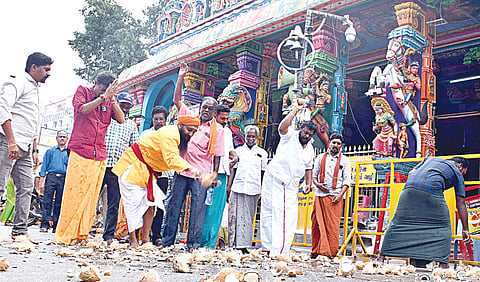 தீபத்தூணில் தீபம் ஏற்றலாம் என்ற தீர்ப்பை வரவேற்று, திருப்பரங்குன்றம் சுப்பிரமணிய சுவாமி கோயிலில் நேற்று தேங்காய் உடைத்த மனுதாரர் ராம.ரவிக்குமார், வழக்கறிஞர் அருண் சுவாமிநாதன் உள்ளிட்டோர். | படங்கள்: எஸ்.கிருஷ்ணமூர்த்தி |