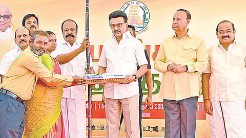 பொங்கல் பரிசுத் தொகுப்பு வழங்கும் திட்டத்தை சென்னையில் முதல்வர் ஸ்டாலின் நேற்று தொடங்கி வைத்தார். உடன் அமைச்சர்கள் பெரியகருப்பன், தா.மோ.அன்பரசன், மா.சுப்பிரமணியன், சக்கரபாணி, டி.ஆர்.பாலு எம்.பி., தலைமைச் செயலர் முருகானந்தம்.