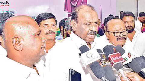 செய்தியாளர்களுக்குப் பேட்டியளித்த அதிமுக முன்னாள் அமைச்சர் நத்தம் விஸ்வநாதன்.படம்: வி.எம்.மணிநாதன்