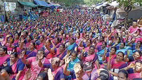 ஓய்வூதிய உயர்வு உள்ளிட்ட கோரிக்கைகளை வலியுறுத்தி, சென்னை ஆட்சியர் அலுவலகம் அருகே நேற்று போராட்டம் நடத்திய சத்துணவு அங்கன்வாடி ஊழியர்கள். | படம்: எஸ்.சத்தியசீலன் |