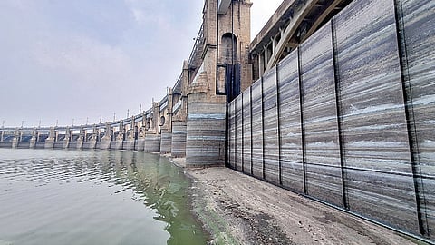 மேட்டூர் அணை நீர்மட்டம் 99.84 அடியாக சரிந்த நிலையில், இடதுகரையில் உள்ள 16 கண் மதகு பகுதியின் கீழ் நீர்மட்டம் குறைந்து காணப்பட்டது.